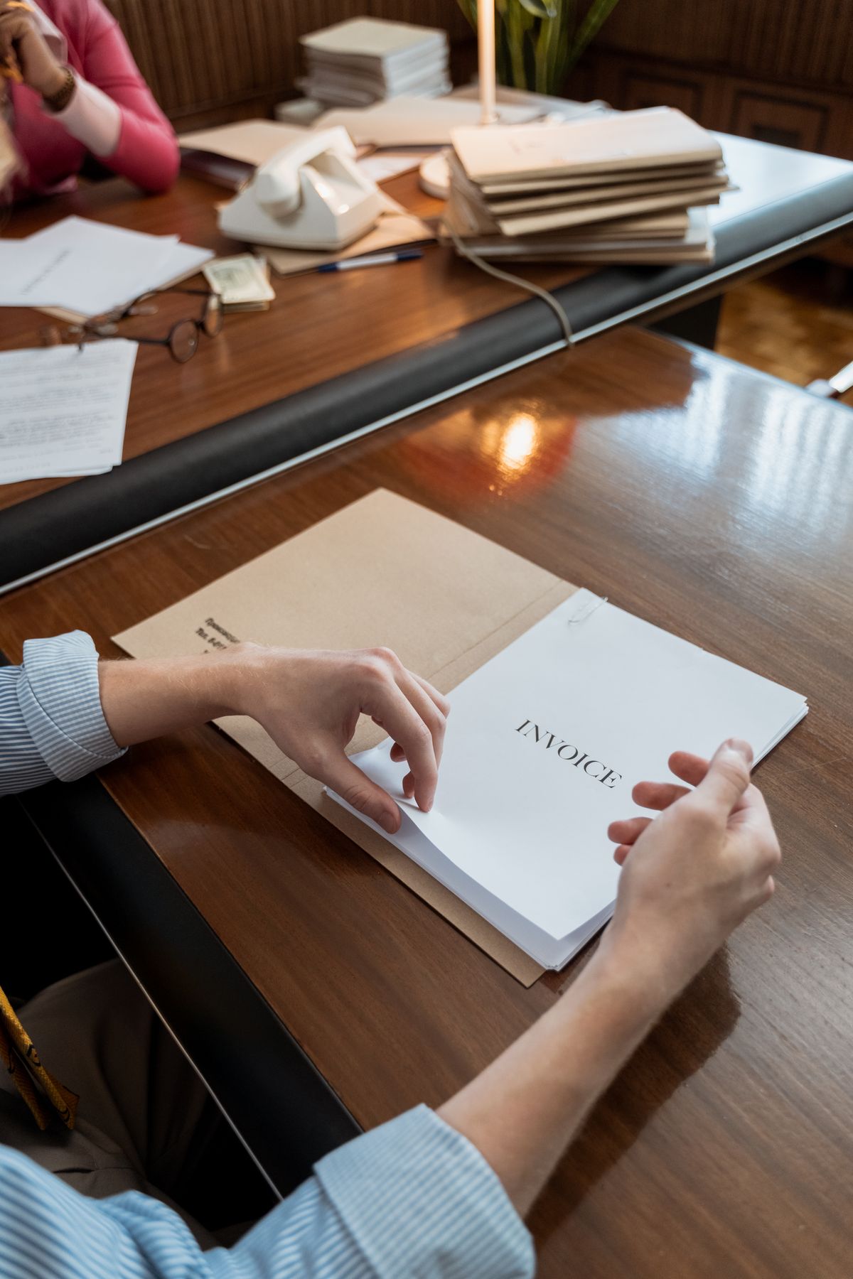 Documents de facturation et travail administratif en situation réelle